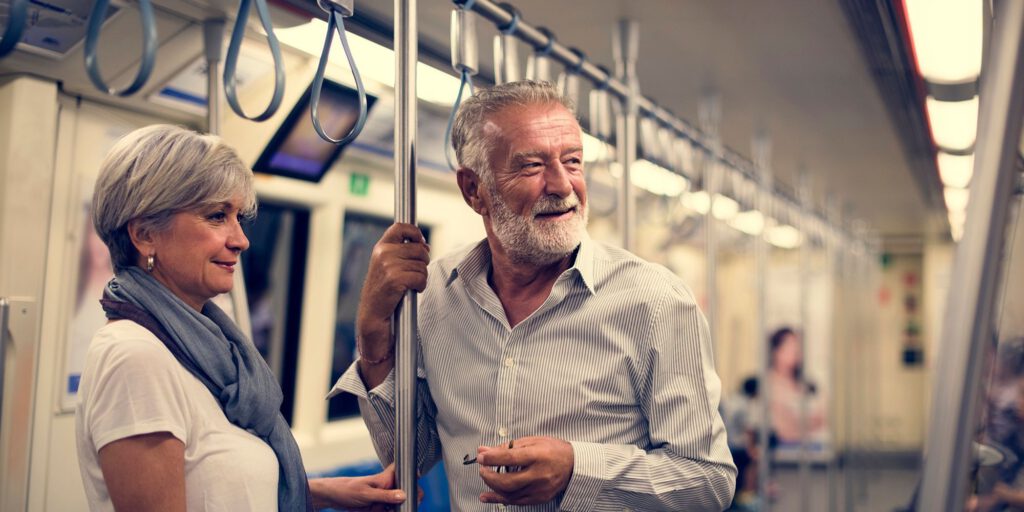 Älteres Pärchen fährt mit der Ubahn