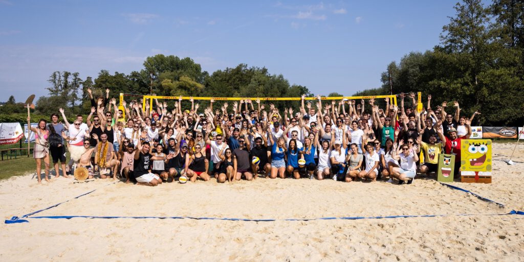 Beachvolleyball_fur_den_guten_Zweck_2022_Gruppenfoto-komprimiert (1)