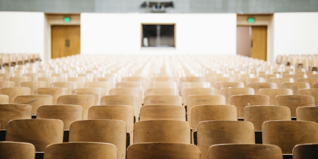 Hörsaal-Stühle-Unsplash-Nathan Dumlao
