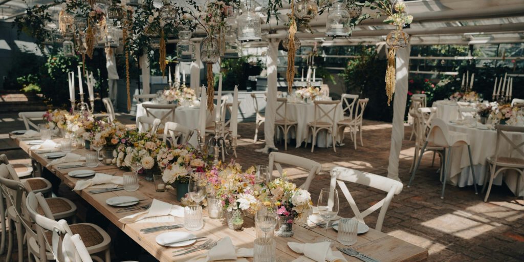 Tisch_gedeckt_(c)Unsplash_Wedding_Dreamz